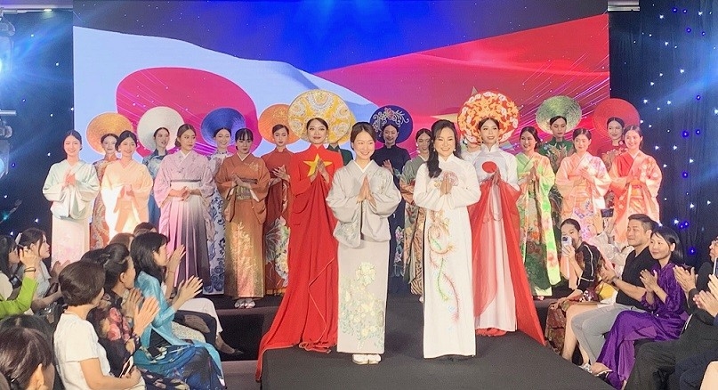 越日秋色：奥黛与和服之间的交流