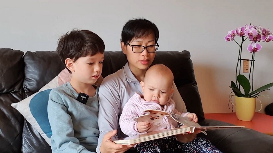 陶女士一边向她的两个孩子教授越南语,一边为她的 YouTube 频道拍视频。(图:NVCC) 陶女士一边向她的两个孩子教授越南语,一边为她的 YouTube 频道拍视频。(图:NVCC)
