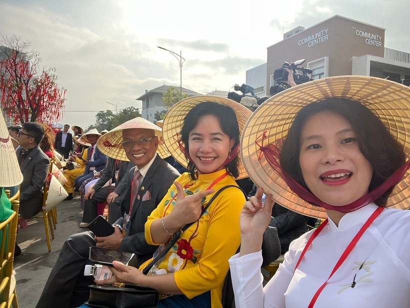 Peter 洪先生和茶媚博士（左起）参加 2023 年家乡之春活动。