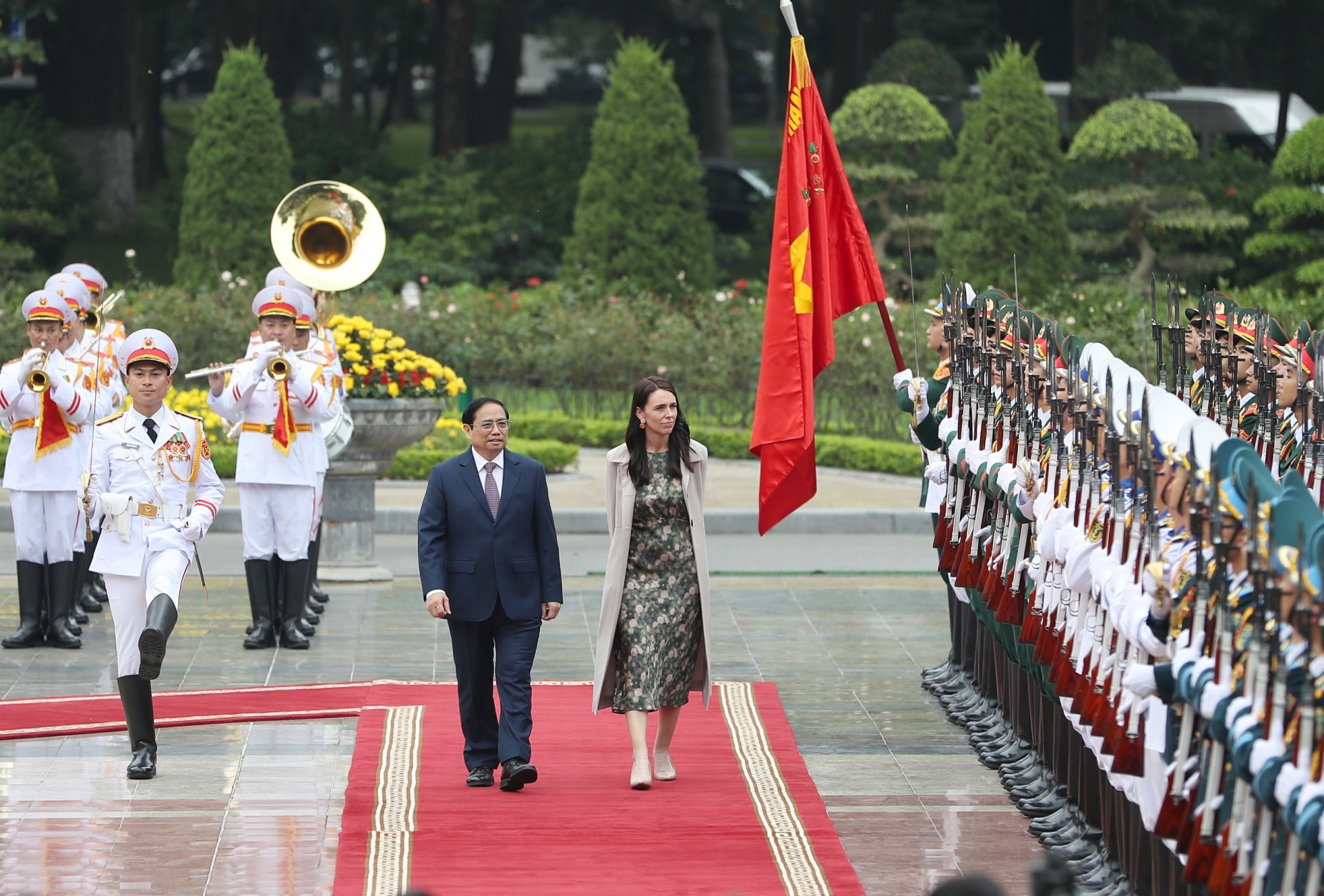 政府总理范明政举行仪式 欢迎新西兰总理杰辛达·阿德恩访问越南。 政府总理范明政举行仪式 欢迎新西兰总理杰辛达·阿德恩访问越南。