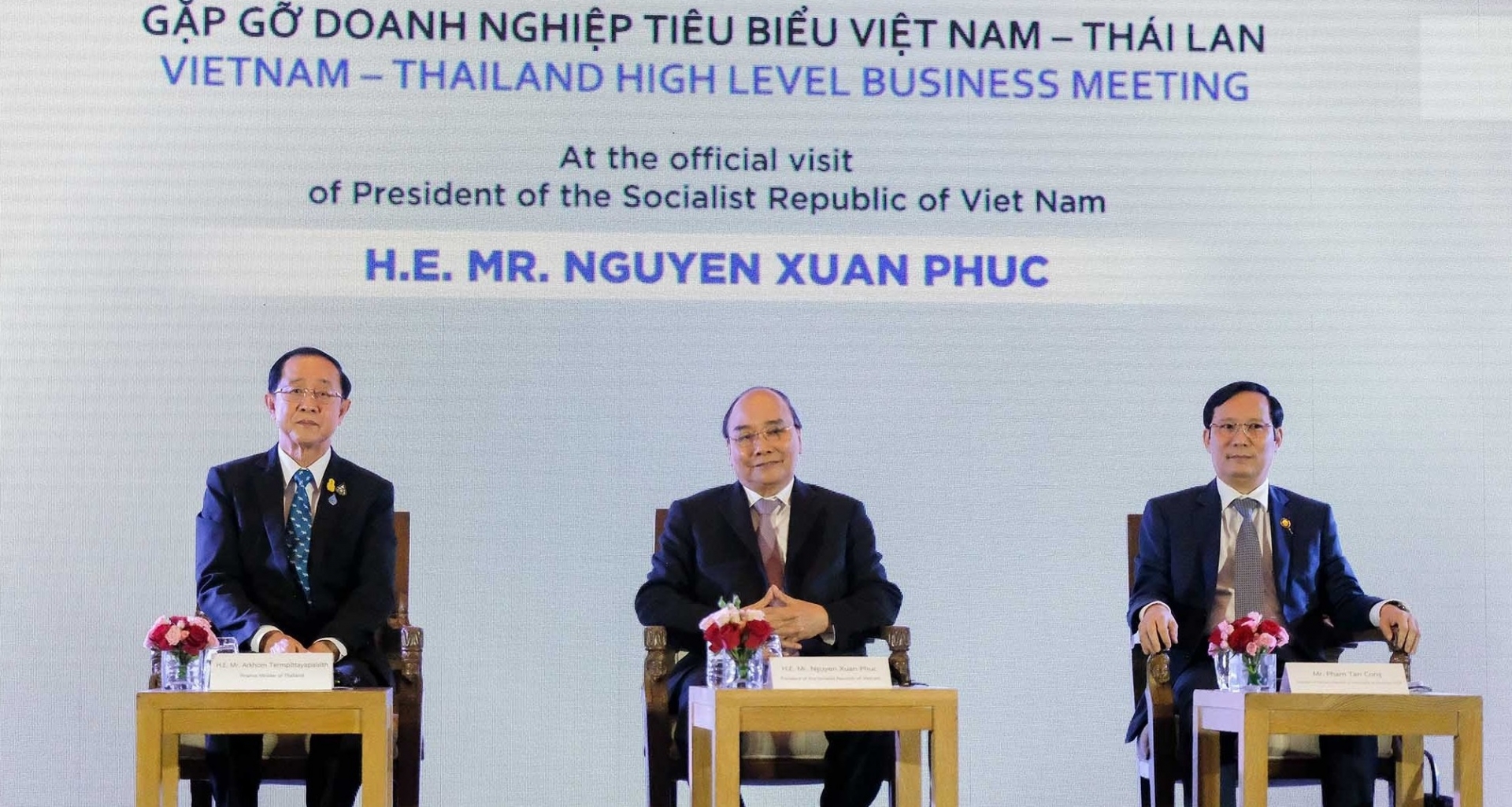 越南国家主席阮春福会见越泰两国典范企业代表。 越南国家主席阮春福会见越泰两国典范企业代表。
