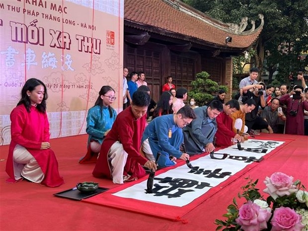 题为“车书一统”的书法展览会在河内文庙-国子监特殊国家遗迹区举行。