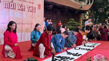 河内市：观赏在文庙－国子监举行的车书一统书法展