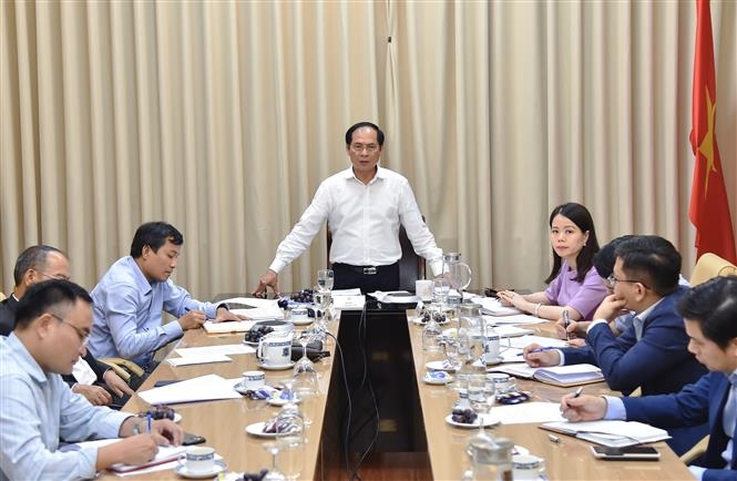 外交部部长裴青山主持交班会。
