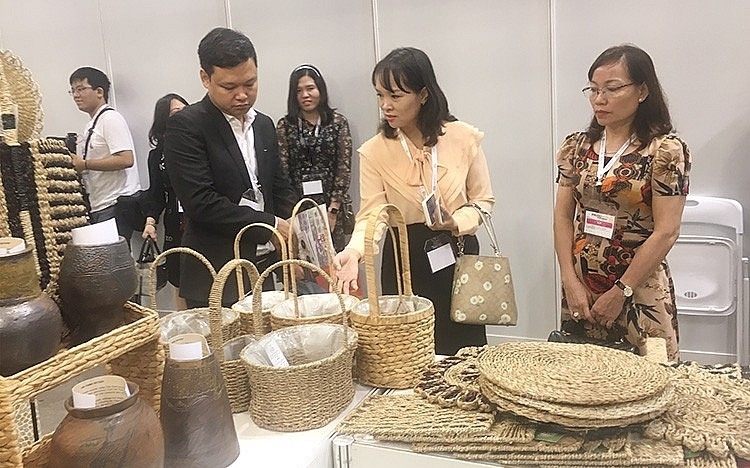 在中国香港市场促进和推广河内手工艺品。 在中国香港市场促进和推广河内手工艺品。