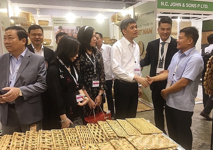 该展区除了推广和介绍河内手工艺品外,还向国际友人宣传河内和河内人民形象。 该展区除了推广和介绍河内手工艺品外,还向国际友人宣传河内和河内人民形象。