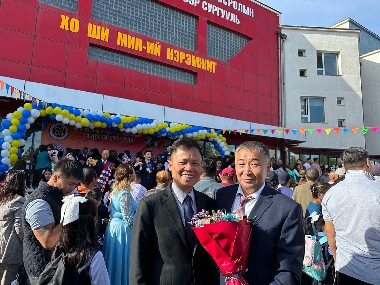 尹庆心大使(左)与蒙古首都乌兰巴托最负盛名的以胡志明主席命名的学校校长Gungaajav老师参加2023-2024新学年开学典礼。(图:越南驻蒙古大使馆) 尹庆心大使(左)与蒙古首都乌兰巴托最负盛名的以胡志明主席命名的学校校长Gungaajav老师参加2023-2024新学年开学典礼。(图:越南驻蒙古大使馆)