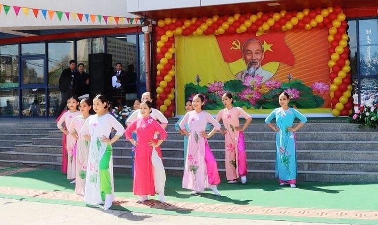 以胡志明主席命名的第14号学校学生表演文艺节目,庆祝胡志明主席诞辰。 (图:越南驻蒙古大使馆) 以胡志明主席命名的第14号学校学生表演文艺节目,庆祝胡志明主席诞辰。 (图:越南驻蒙古大使馆)