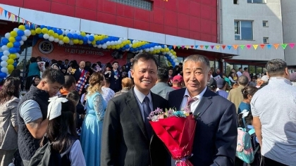 越南大使介绍蒙古首都市中心中以胡伯伯命名的学校