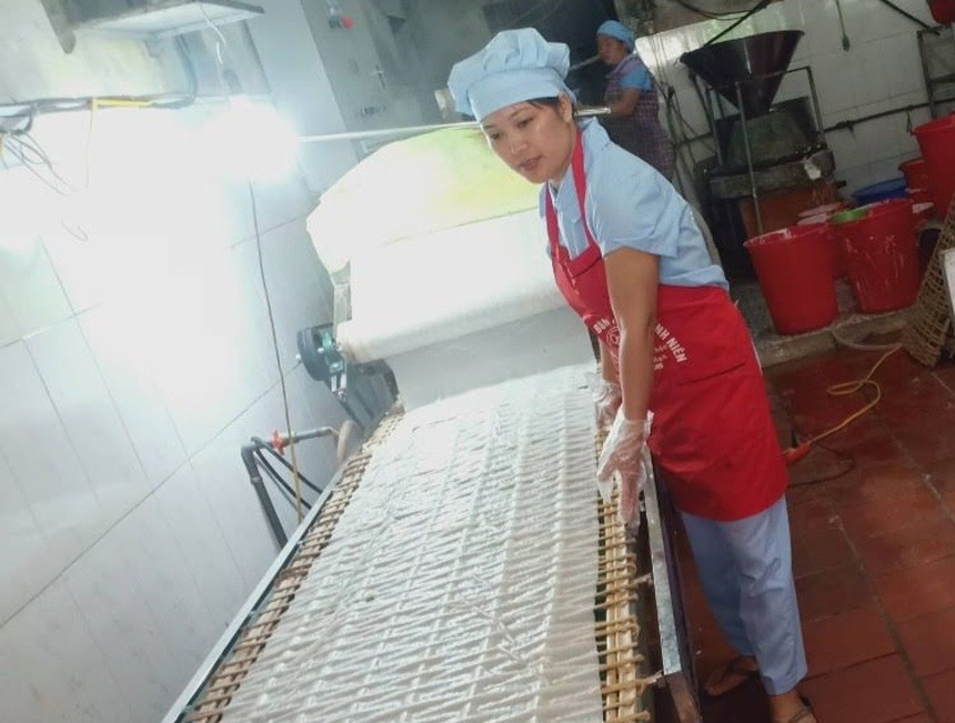 李氏年女士通过生产和销售手工粉脱贫。
