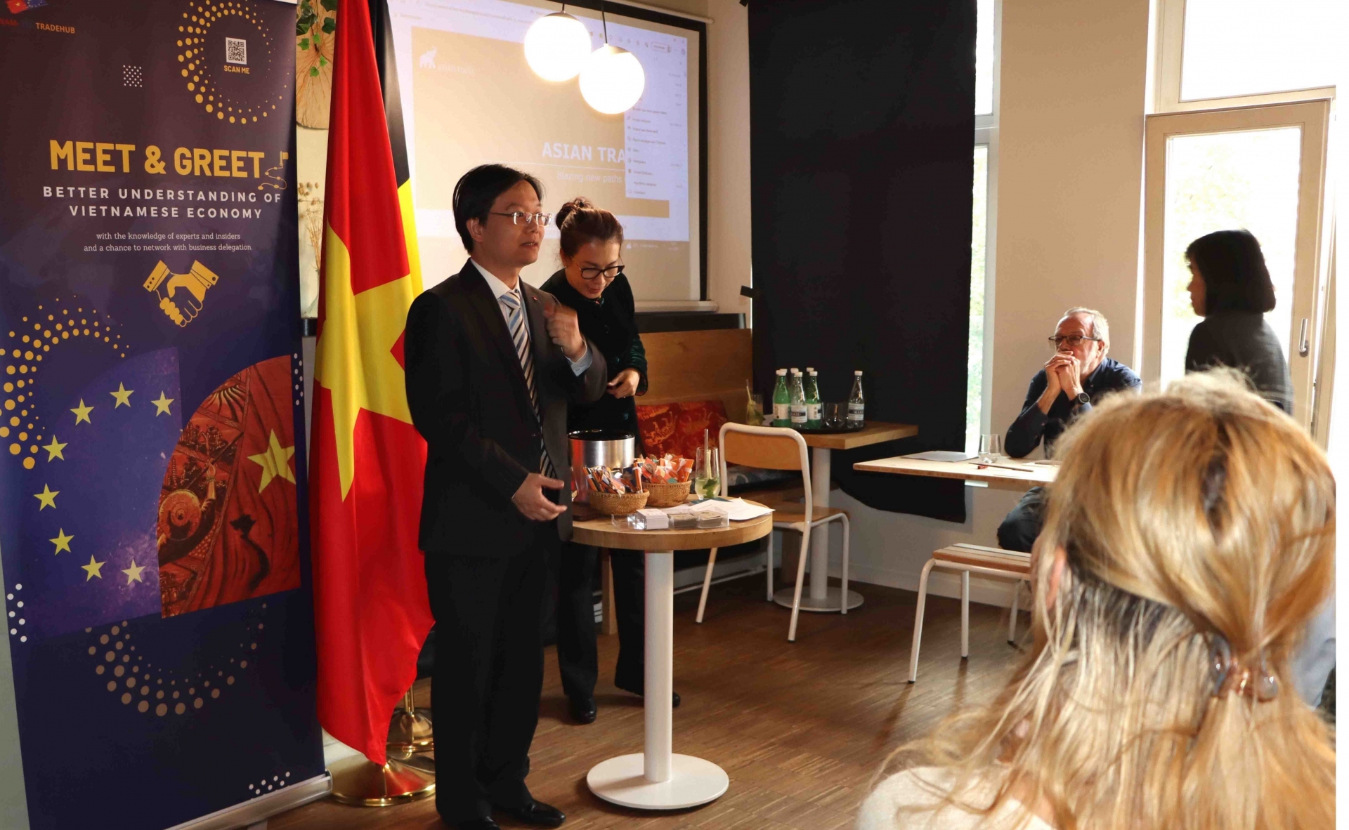 越南驻比利时和欧盟商务参赞陈玉军在研讨会上发表讲话。 越南驻比利时和欧盟商务参赞陈玉军在研讨会上发表讲话。