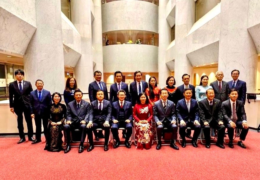 各位代表合影留念。 各位代表合影留念。