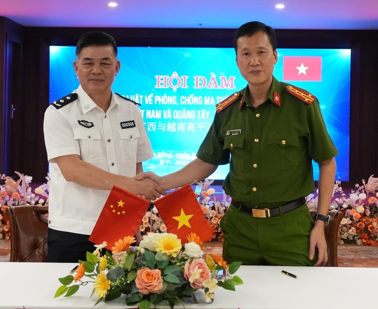 参加会谈的高平省和中国广西壮族自治区公安领导。