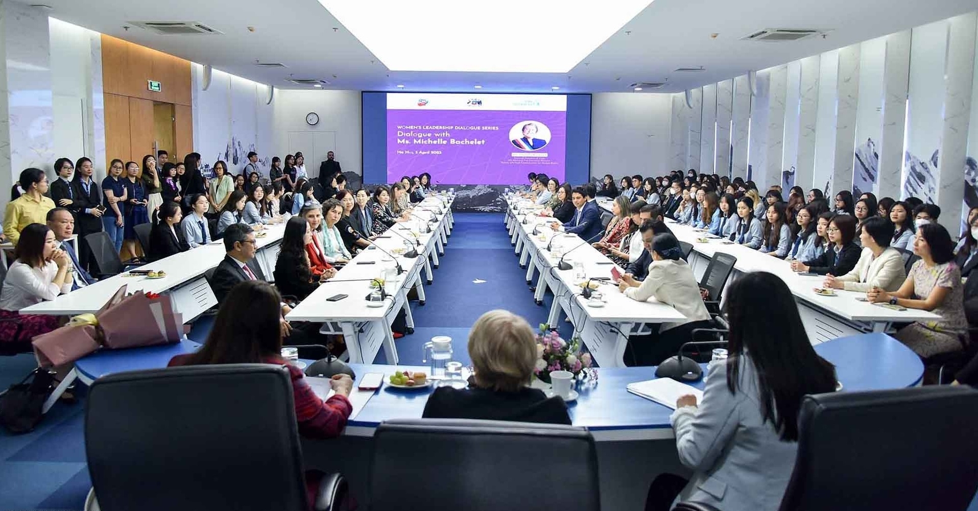 4月3日,外交官、大使、部分国际组织驻越南首席代表及外交学院学生与智利前总统、前联合国人权事务高级专员、联合国妇女署前执行主任米歇尔·巴切莱特(Michelle Bachelet)女士交谈。(图:阮洪) 4月3日,外交官、大使、部分国际组织驻越南首席代表及外交学院学生与智利前总统、前联合国人权事务高级专员、联合国妇女署前执行主任米歇尔·巴切莱特(Michelle Bachelet)女士交谈。(图:阮洪)