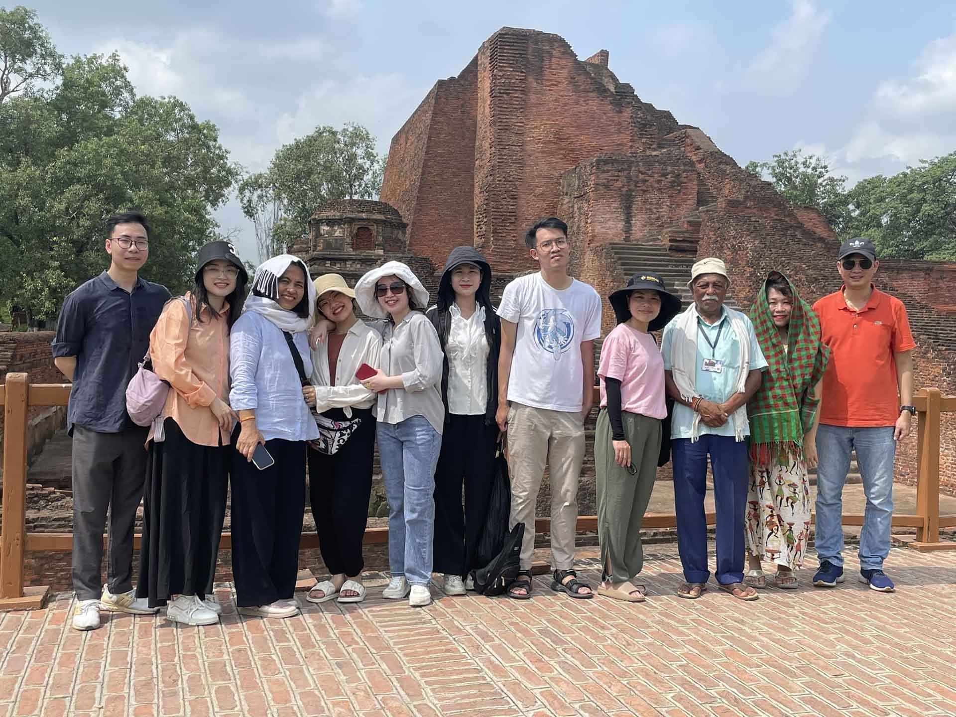 外交学院传媒与对外文化系师生赴世界第一所佛教大学——印度那烂陀大学参加实践活动。(图:双原) 外交学院传媒与对外文化系师生赴世界第一所佛教大学——印度那烂陀大学参加实践活动。(图:双原)