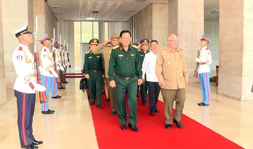 阿尔瓦罗·洛佩斯上将热烈欢迎武明良上将一行来访。