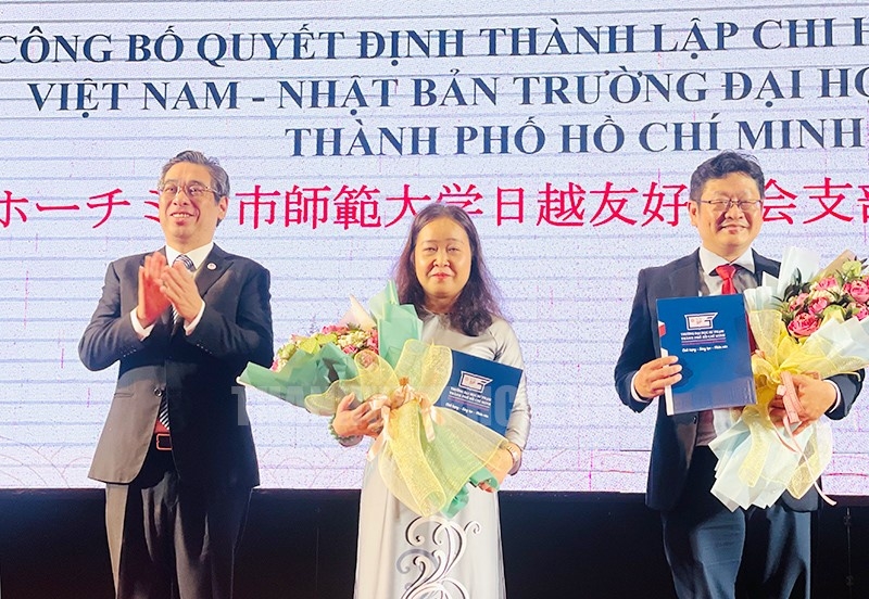 胡志明市越日友好协会主席阮福禄宣读决定并向越日友好协会胡志明市师范大学分会献花表示祝贺。 胡志明市越日友好协会主席阮福禄宣读决定并向越日友好协会胡志明市师范大学分会献花表示祝贺。