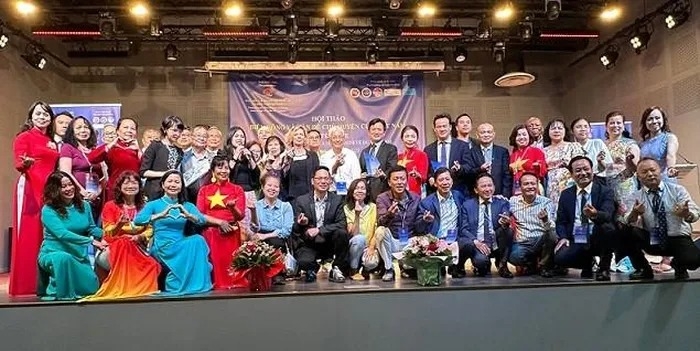 参加在法国举行的“东海与越南主权问题”国际研讨会的代表。(图:NVCC) 参加在法国举行的“东海与越南主权问题”国际研讨会的代表。(图:NVCC)