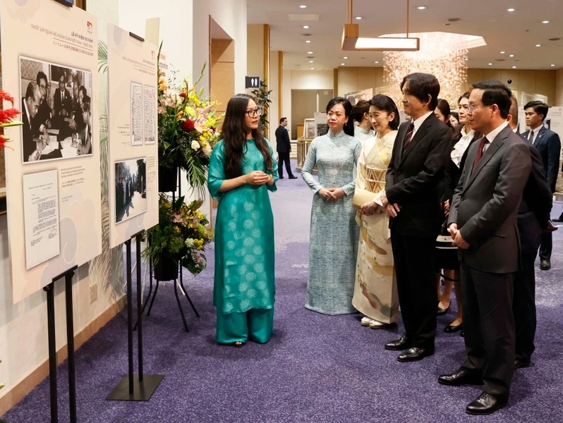双方代表参观了展示越日外交关系历史里程碑的越日建交50周年图片展。 双方代表参观了展示越日外交关系历史里程碑的越日建交50周年图片展。