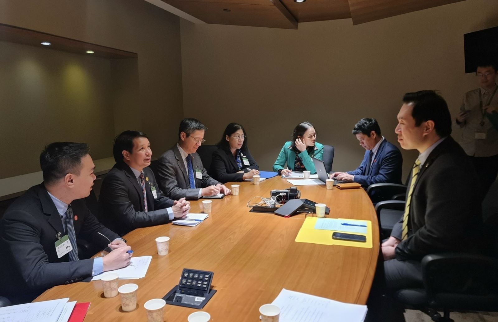 越南国会办公厅副主任、国会主席助理范太河率领国会办公厅工作代表团会见加拿大-越南友好议员协会主席陈圣源。 越南国会办公厅副主任、国会主席助理范太河率领国会办公厅工作代表团会见加拿大-越南友好议员协会主席陈圣源。
