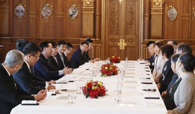 国家主席武文赏与参加越日青年交流活动的日本家庭会面。 国家主席武文赏与参加越日青年交流活动的日本家庭会面。