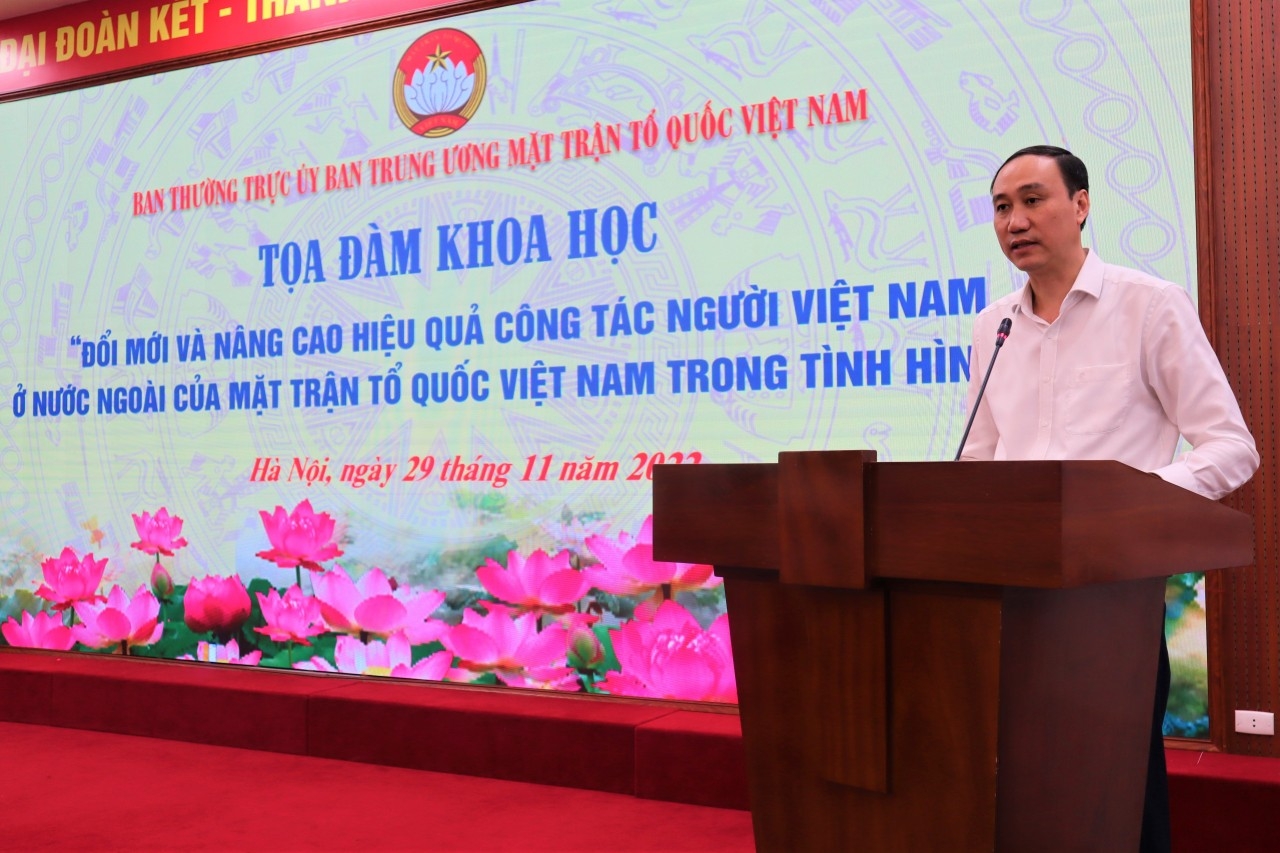 越南祖国阵线中央委员会副主席冯庆才先生在座谈会上发表讲话。 越南祖国阵线中央委员会副主席冯庆才先生在座谈会上发表讲话。