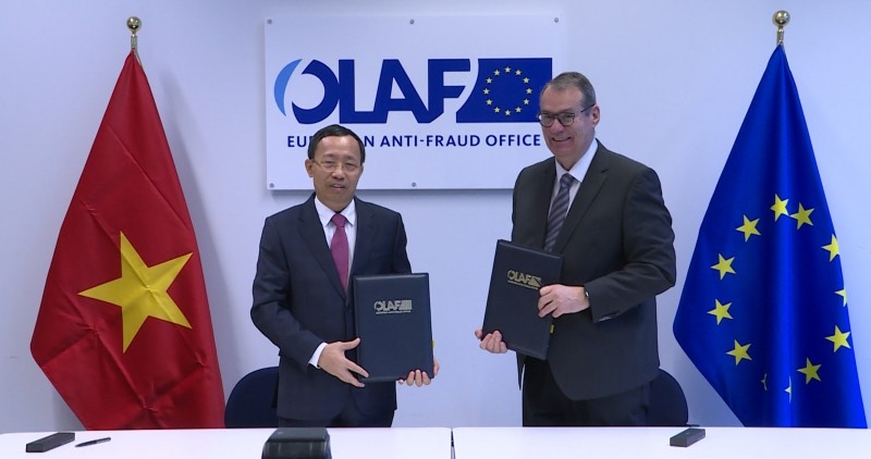 越南海关总局局长阮文谨签署了越南财政部与 OLAF有关 海关领域的行政合作协议。