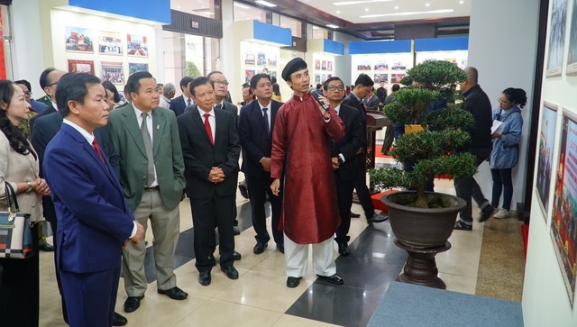 地方领导参观“越老情深义浓”图片展。 地方领导参观“越老情深义浓”图片展。