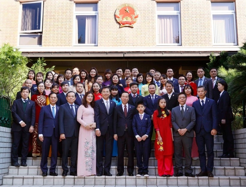 越南国家主席武文赏与越南驻日本大使馆,同大使馆干部和工作人员合影。 越南国家主席武文赏与越南驻日本大使馆,同大使馆干部和工作人员合影。