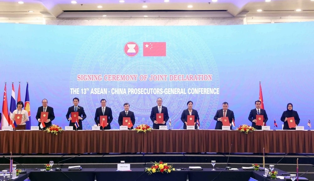 与会各国检察代表团团长共同签署《第十三届东盟—中国总检察长会议联合声明》。 与会各国检察代表团团长共同签署《第十三届东盟—中国总检察长会议联合声明》。