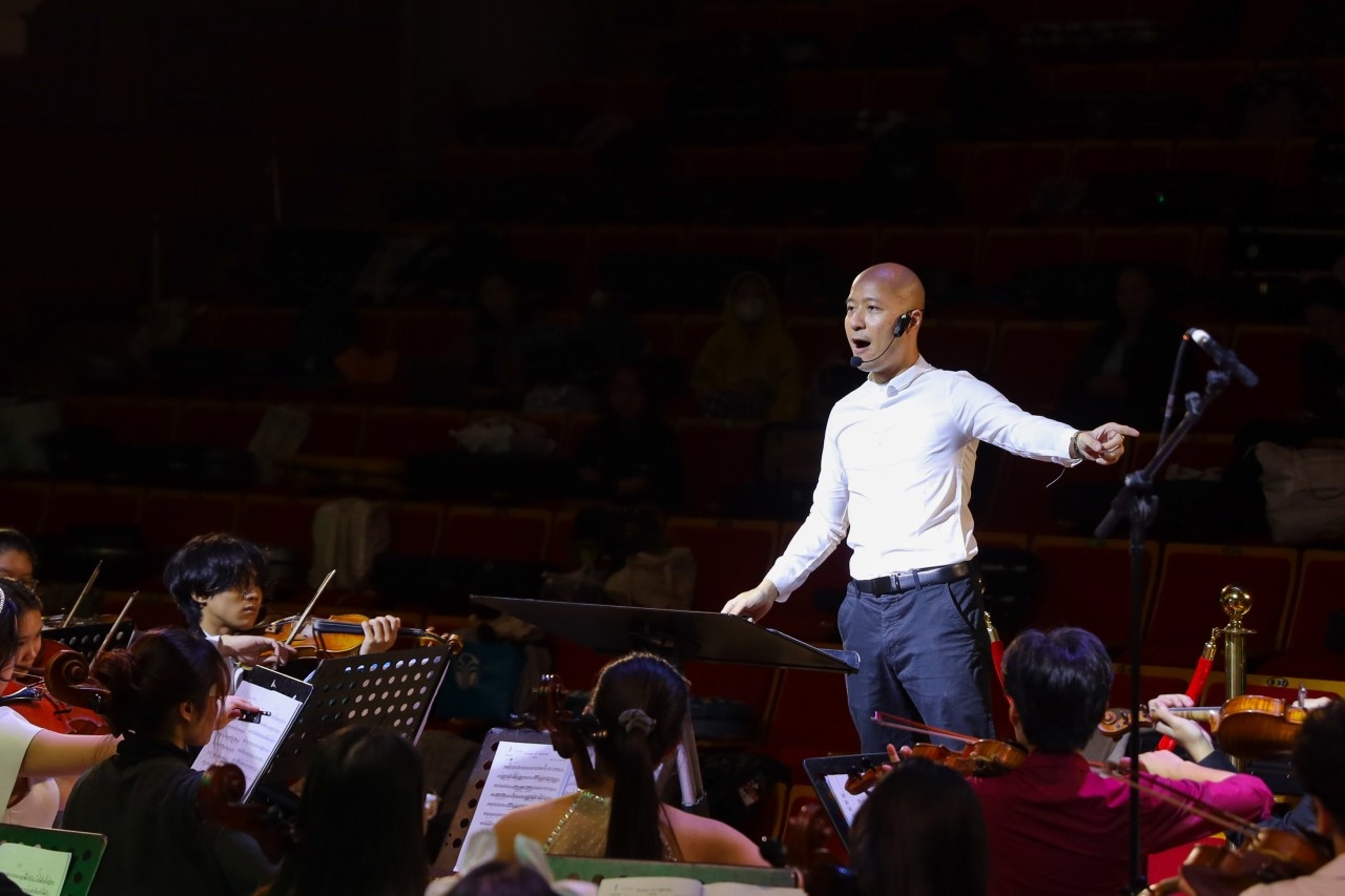 童光荣指挥家与越中两国人民之情的交响曲 童光荣指挥家与越中两国人民之情的交响曲