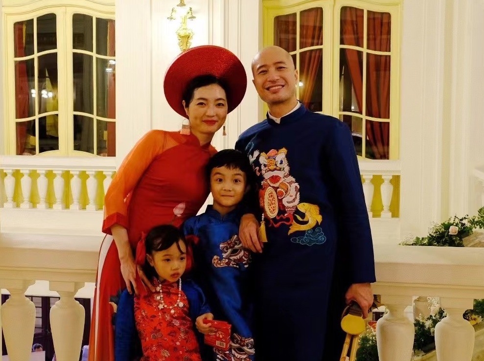 童光荣指挥家与越中两国人民之情的交响曲 童光荣指挥家与越中两国人民之情的交响曲