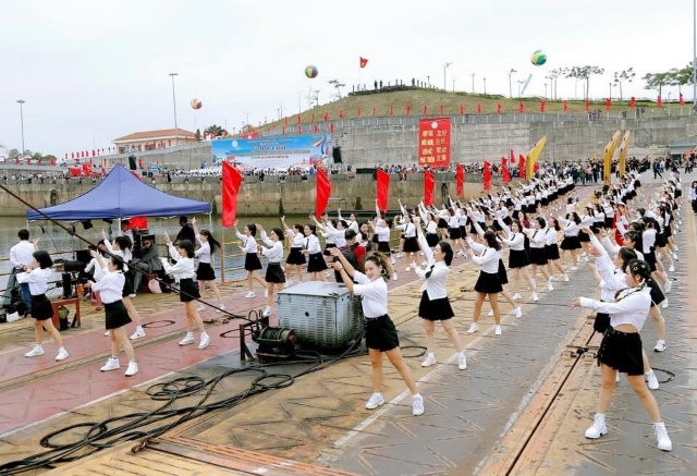 2023 年 11 月,广宁省芒街市妇女联合会和广西壮族自治区东兴市妇女联合会在歌曲《See Tình》的背景音乐下联合表演了民舞节目。 2023 年 11 月,广宁省芒街市妇女联合会和广西壮族自治区东兴市妇女联合会在歌曲《See Tình》的背景音乐下联合表演了民舞节目。