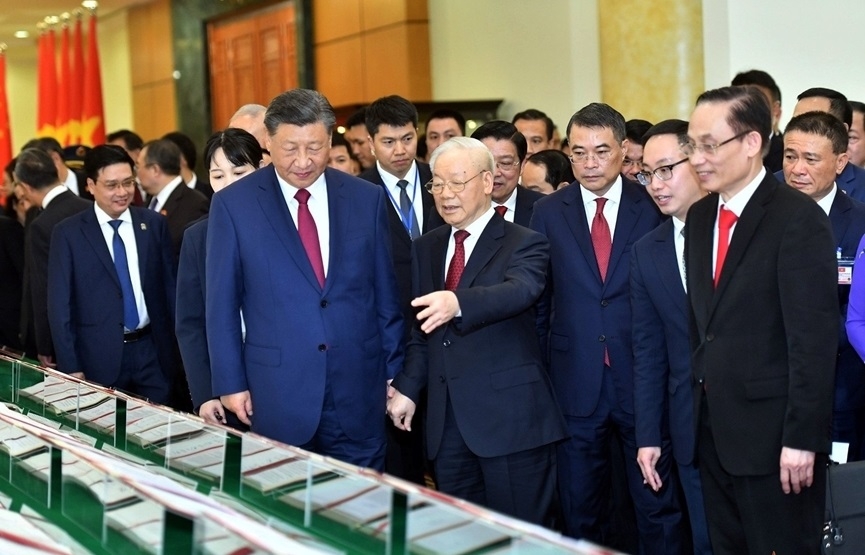 2023年12月12日，阮富仲总书记和中国总书记、国家主席习近平以及两国高级代表共同观看并听取两国所签署的文件的介绍。（图：仲海）