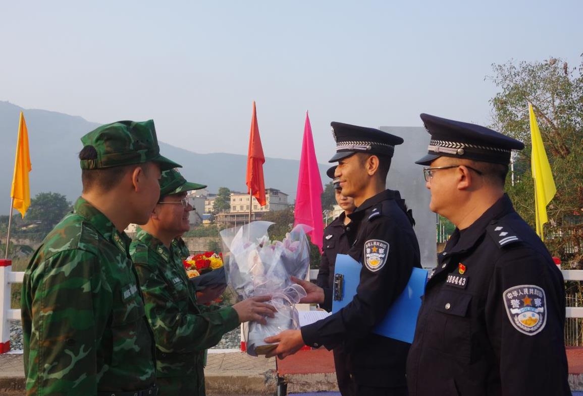 双方在越中边境友谊大桥分界线互赠鲜花。（图：德筍）