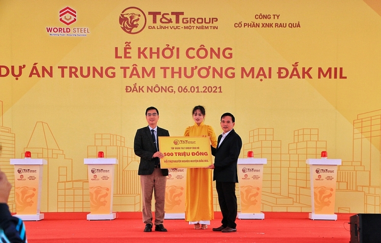 Đại diện Tập đoàn T&T Group trao ủng hộ Ủy ban MTTQ Việt Nam huyện Đắk Mil 500 triệu đồng để chăm lo đời sống cho người nghèo trên địa bàn. Đại diện Tập đoàn T&T Group trao ủng hộ Ủy ban MTTQ Việt Nam huyện Đắk Mil 500 triệu đồng để chăm lo đời sống cho người nghèo trên địa bàn.
