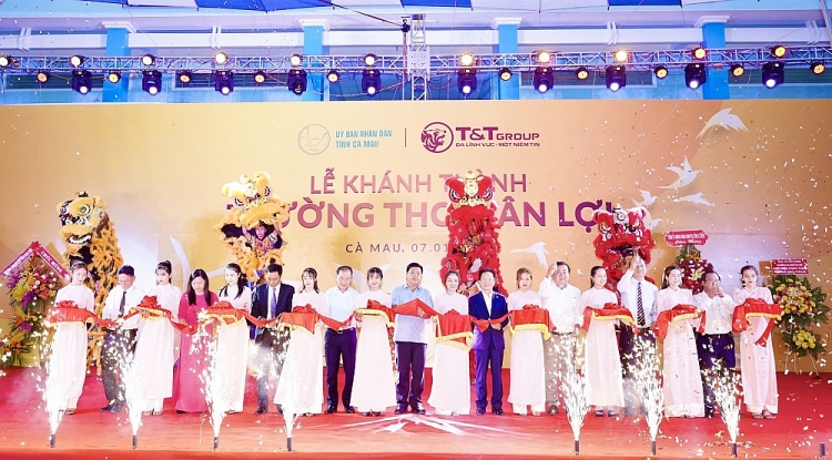 Ông Đỗ Quang Hiển, Chủ tịch HĐQT kiêm TGĐ Tập đoàn T&T Group và các đại biểu cắt băng khánh thành Trường THCS Tân Lợi. Ông Đỗ Quang Hiển, Chủ tịch HĐQT kiêm TGĐ Tập đoàn T&T Group và các đại biểu cắt băng khánh thành Trường THCS Tân Lợi.