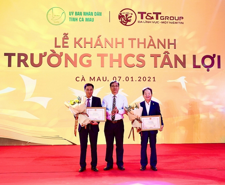 Ông Trần Hồng Quân, Ủy viên Ban Thường vụ Tỉnh ủy, Phó Chủ tịch UBND tỉnh Cà Mau trao tặng Bằng khen của Chủ tịch UBND tỉnh Cà Mau cho Tập đoàn T&T Group và cá nhân doanh nhân Đỗ Quang Hiển. Ông Trần Hồng Quân, Ủy viên Ban Thường vụ Tỉnh ủy, Phó Chủ tịch UBND tỉnh Cà Mau trao tặng Bằng khen của Chủ tịch UBND tỉnh Cà Mau cho Tập đoàn T&T Group và cá nhân doanh nhân Đỗ Quang Hiển.