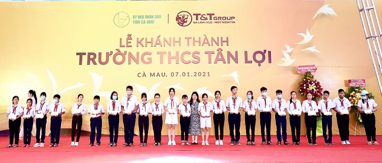 Trao học bổng cho các em học sinh nghèo vượt khó, các em học sinh có thành tích học tập xuất sắc của trường THCS Tân Lợi. Trao học bổng cho các em học sinh nghèo vượt khó, các em học sinh có thành tích học tập xuất sắc của trường THCS Tân Lợi.