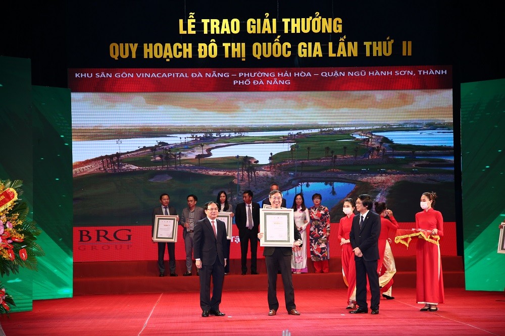 Đại diện Tập đoàn BRG nhận Giải Đặc biệt cho dự án Sân gôn VinaCapital Đà Nẵng. Đại diện Tập đoàn BRG nhận Giải Đặc biệt cho dự án Sân gôn VinaCapital Đà Nẵng.