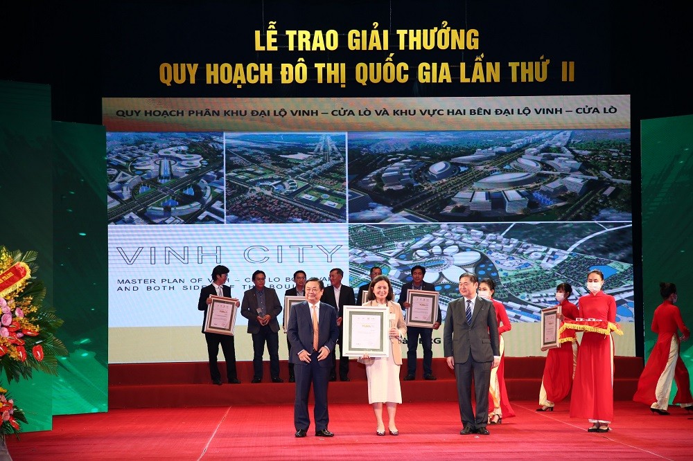 Đại diện Tập đoàn BRG nhận Giải Vàng cho Quy hoạch tổng thể Đại lộ Vinh - Cửa Lò và hai bên trục Đại lộ Vinh - Cửa Lò (Nghệ An). Đại diện Tập đoàn BRG nhận Giải Vàng cho Quy hoạch tổng thể Đại lộ Vinh - Cửa Lò và hai bên trục Đại lộ Vinh - Cửa Lò (Nghệ An).