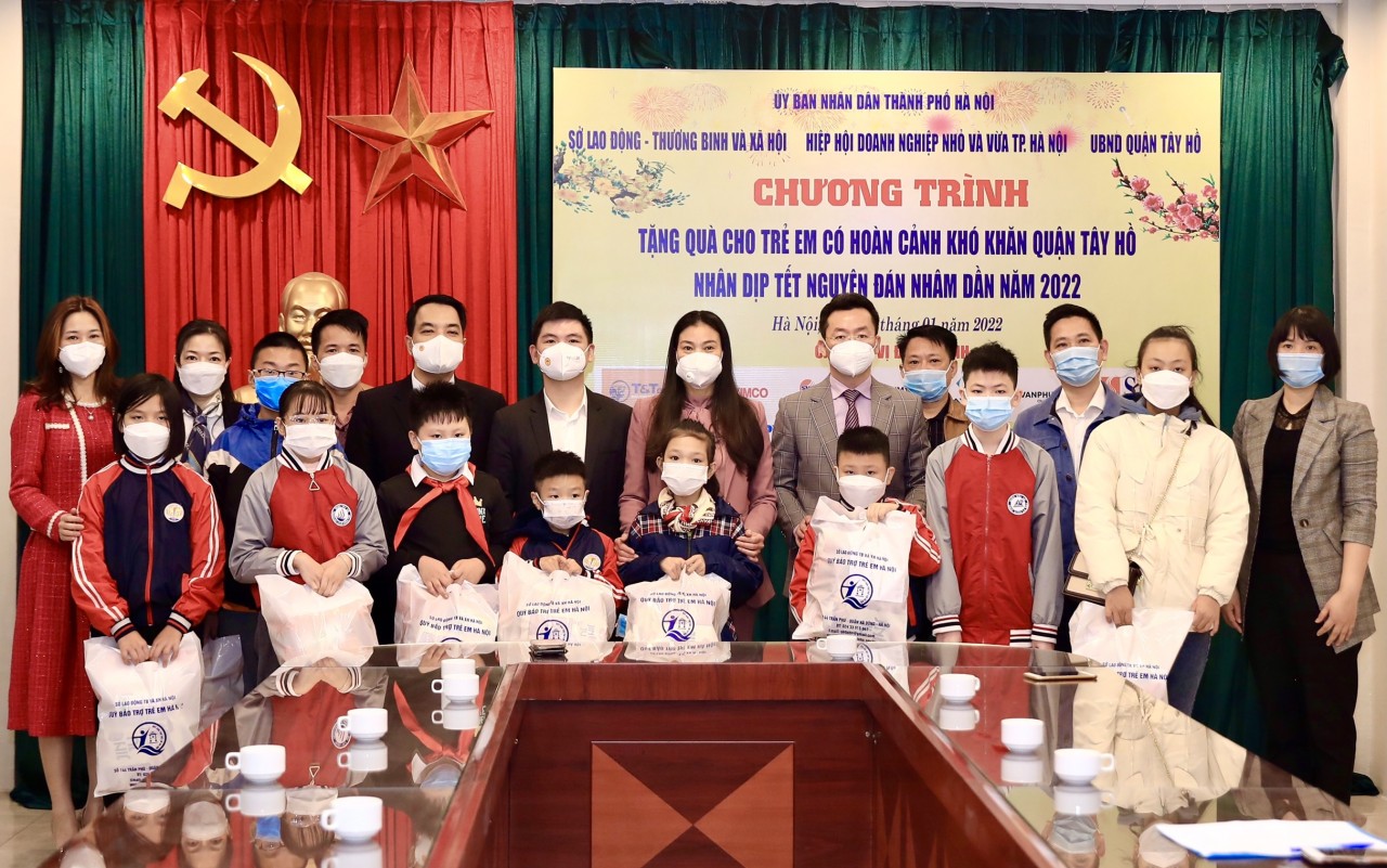 Ông Đỗ Vinh Quang, thành viên HĐQT T&T Group, Chủ tịch CLB Bóng đá Hà Nội cùng Ban tổ chức trao quà tặng các em có hoàn cảnh khó khăn quận Tây Hồ, Hà Nội. Ông Đỗ Vinh Quang, thành viên HĐQT T&T Group, Chủ tịch CLB Bóng đá Hà Nội cùng Ban tổ chức trao quà tặng các em có hoàn cảnh khó khăn quận Tây Hồ, Hà Nội.