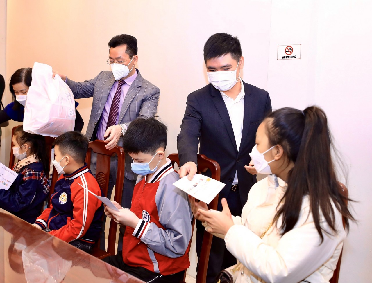 : Ông Đỗ Vinh Quang T&T Group trao quà cho trẻ em khó khăn tại Hà Nội