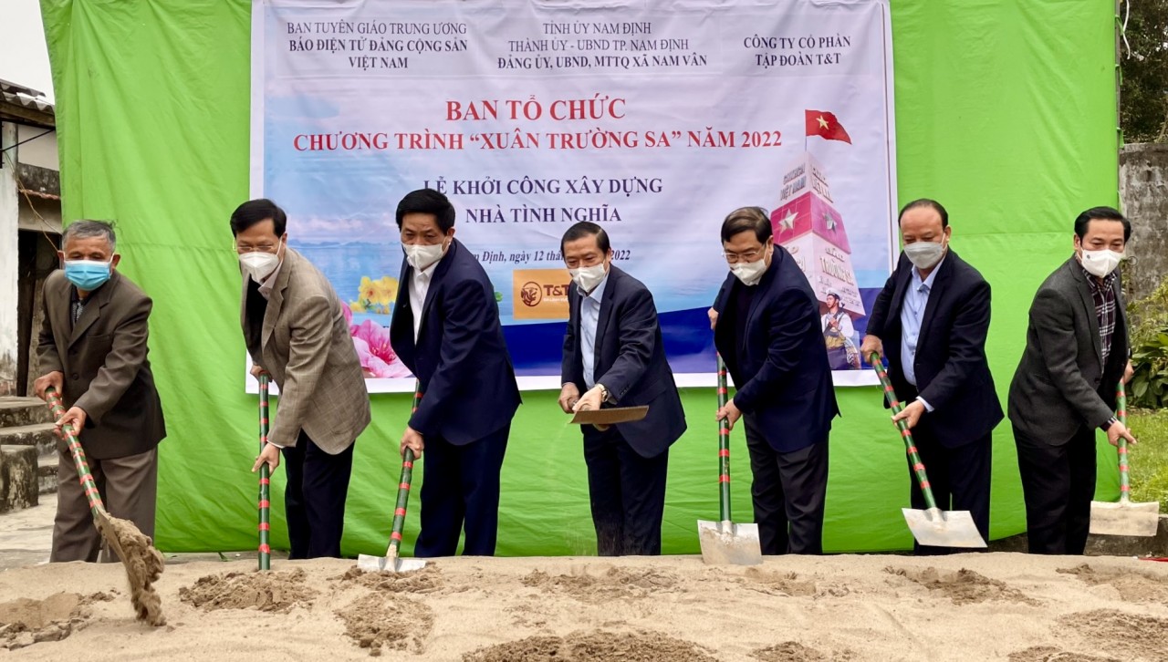 Ông Nguyễn Tất Thắng, Phó TGĐ T&T Group cùng lãnh đạo Ban Tuyên giáo Trung ương, Lãnh đạo Tỉnh Nam Định thực hiện nghi thức khởi công xây dựng nhà Tình Nghĩa. Ông Nguyễn Tất Thắng, Phó TGĐ T&T Group cùng lãnh đạo Ban Tuyên giáo Trung ương, Lãnh đạo Tỉnh Nam Định thực hiện nghi thức khởi công xây dựng nhà Tình Nghĩa.