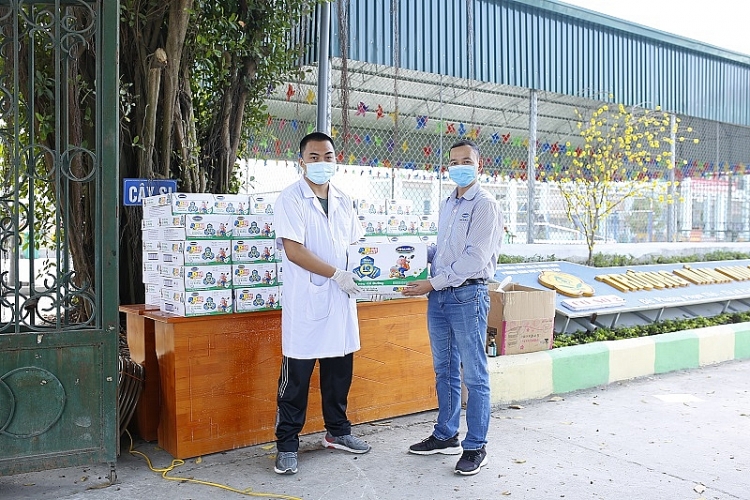 Vinamilk gửi tặng 45.000 hộp sữa và nhiều phần quà Tết đến các em nhỏ tại nhiều "điểm nóng" cách ly Vinamilk gửi tặng 45.000 hộp sữa và nhiều phần quà Tết đến các em nhỏ tại nhiều "điểm nóng" cách ly