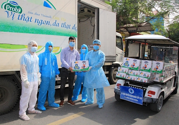 Vinamilk gửi tặng 45.000 hộp sữa và nhiều phần quà Tết đến các em nhỏ tại nhiều "điểm nóng" cách ly Vinamilk gửi tặng 45.000 hộp sữa và nhiều phần quà Tết đến các em nhỏ tại nhiều "điểm nóng" cách ly