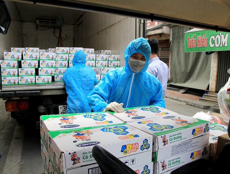 Vinamilk gửi tặng 45.000 hộp sữa và nhiều phần quà Tết đến các em nhỏ tại nhiều "điểm nóng" cách ly Vinamilk gửi tặng 45.000 hộp sữa và nhiều phần quà Tết đến các em nhỏ tại nhiều "điểm nóng" cách ly