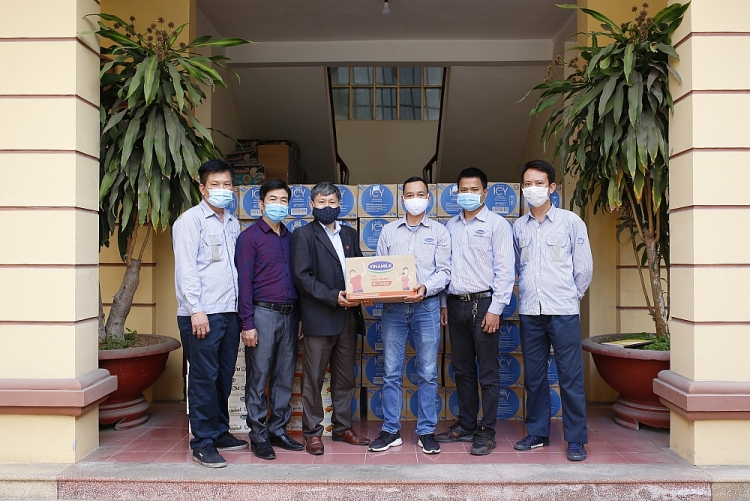 Vinamilk gửi tặng 45.000 hộp sữa và nhiều phần quà Tết đến các em nhỏ tại nhiều "điểm nóng" cách ly Vinamilk gửi tặng 45.000 hộp sữa và nhiều phần quà Tết đến các em nhỏ tại nhiều "điểm nóng" cách ly
