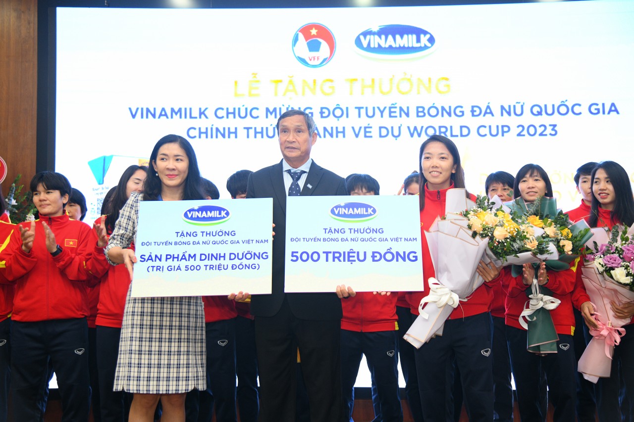 Nhà tài trợ Vinamilk trao thưởng lớn, mừng thành tích các "cô gái kim cương" của bóng đá Việt Nam Nhà tài trợ Vinamilk trao thưởng lớn, mừng thành tích các "cô gái kim cương" của bóng đá Việt Nam