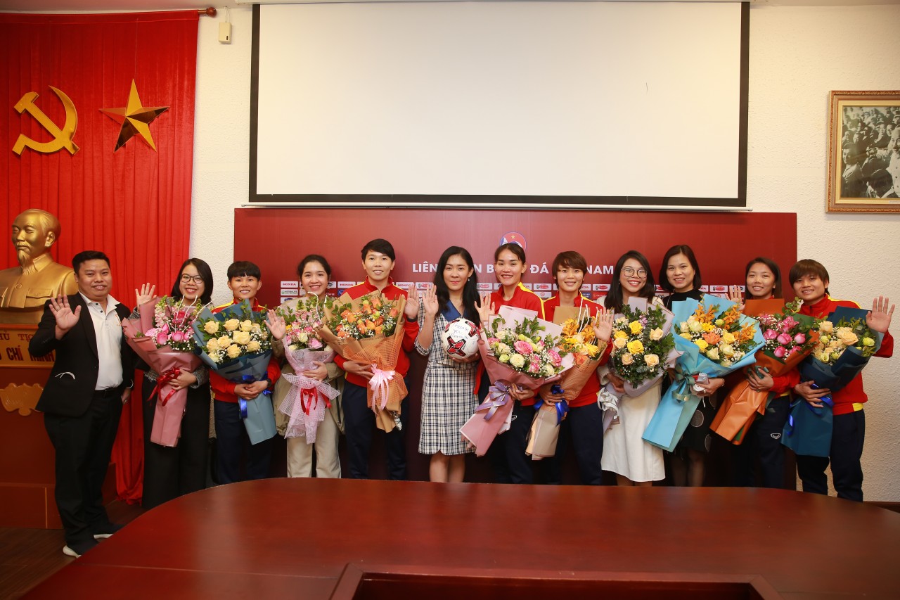 Nhà tài trợ Vinamilk trao thưởng lớn, mừng thành tích các "cô gái kim cương" của bóng đá Việt Nam Nhà tài trợ Vinamilk trao thưởng lớn, mừng thành tích các "cô gái kim cương" của bóng đá Việt Nam